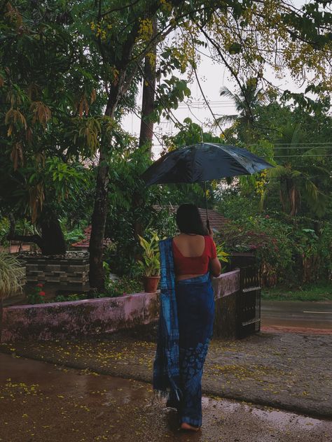 Woman In Rain Photography, Monsoon Look For Women, Rain Indian Aesthetic, Rain Photography India, Indian Rain Aesthetic, Rain Photoshoot Aesthetic, Rain Girl Aesthetic, Monsoon Photoshoot, Rainy Season Photos