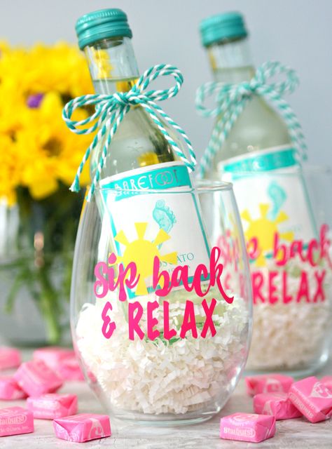 Cheers to my latest Cricut project - Sip Back and Relax Wine Glasses. Everybody needs this wine glass for the summer! Sip back and enjoy a glass of wine! Diy Gifts Cheap, Spa Day Gifts, Diy Wine Glasses, Diy Gifts For Mom, Wine Baskets, Projets Cricut, Creative Diy Gifts, Diy Holiday Gifts, Cadeau Diy