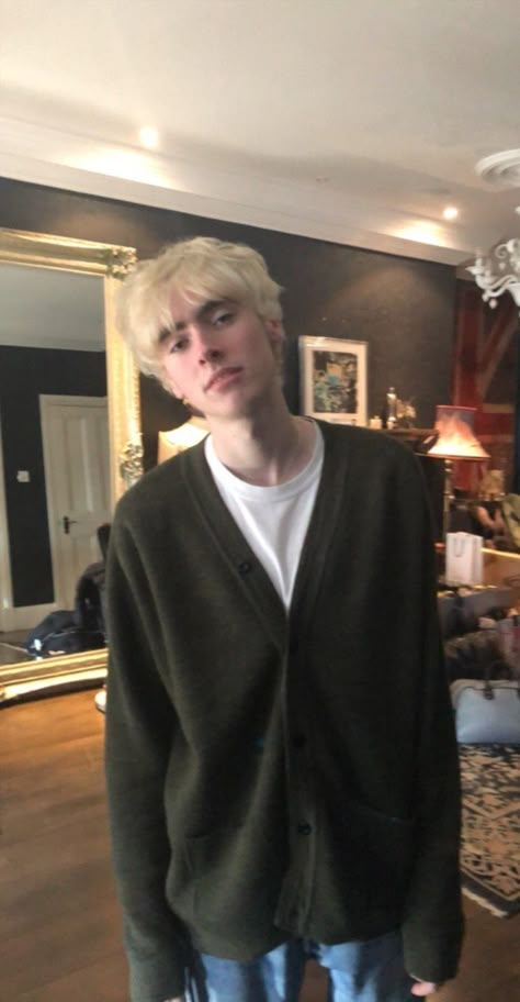 Gene Gallagher Aesthetic, Lennon Gallagher, Gene Gallagher, Bleached Hair Men, Indie Boy, Estilo Punk, Bleached Hair, Natural Hair Color, Look Cool