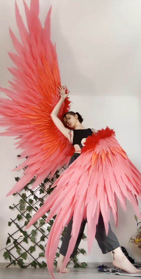 Red Feather Wing Reference Pose Winged Human Pose Reference, Angel Wing Poses, Flying Reference Pose Wings, Cosplay With Wings, Pose Reference Wings, Wing Poses Reference, Winged Poses, Wing Poses, Wing Reference