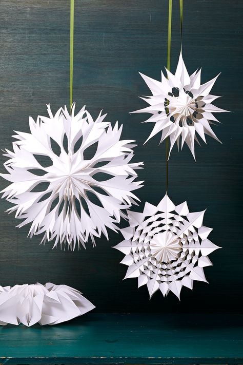 easy 3d snowflakes, paper cut snowflakes, folded paper, christmas decor, christmas diy, holiday decor, winter decor Easy 3d Snowflakes, Fun Christmas Crafts For Kids, Weaving For Kids, Easy Holidays Crafts, Christmas Crafts To Make, Fun Christmas Crafts, Diy Christmas Decorations, Christmas Tree Crafts, Simple Christmas Tree