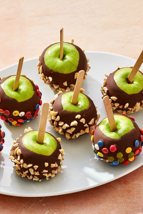 Chocolate Dipped Apples Rocky Mountain Chocolate Factory Recipes, Chamoy Candy Apples, Apples Recipes Easy, Green Candy Apples, Easy Candy Apples, Diy Candy Apples, Make Candy Apples, Pineapple Candy, Chamoy Candy