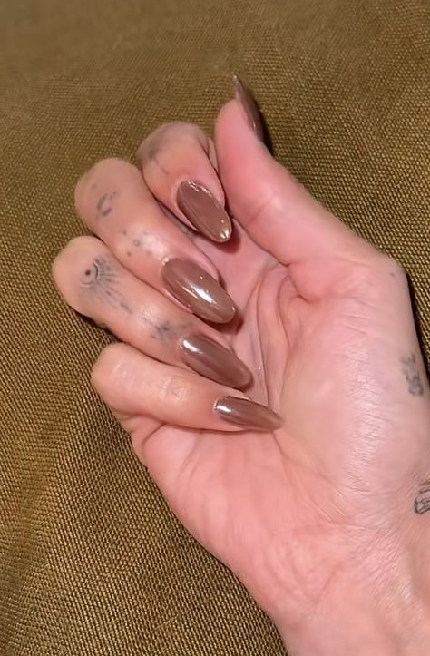 Hailey Bieber Nails Brown, Feminine Aura, Hailey Bieber Nails, Fall Mood, Minimal Nails, Casual Nails, Her Nails, Minimalist Nails, Ig Post