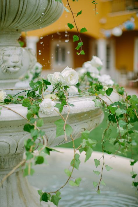 Fountain Wedding Decor, Wedding Water Fountain, Wedding Fountain, Fountain Wedding, Portugal Wedding Venues, Weddings In Portugal, Italian Flowers, Wedding Water, Wedding Villa