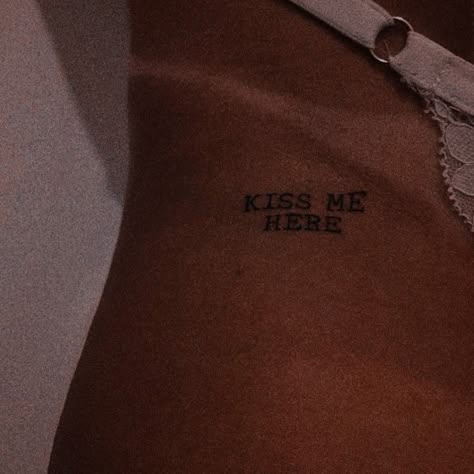 Kiss me here female tattoo Kiss Me Tattoo, Dirty Tattoos, 07 Tattoo, Smile Tattoo, Stylist Tattoos, Cute Tattoos For Women, Classy Tattoos, Discreet Tattoos, Dainty Tattoos