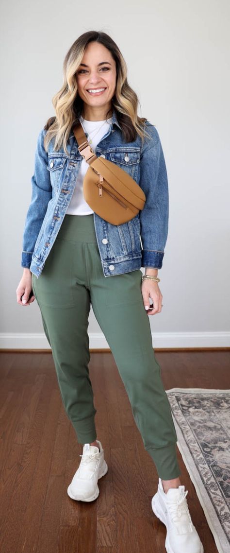 Army Green Sweatpants Outfit, How To Style Green Sweatpants, Olive Joggers Outfit, Church Jeans Outfit, Olive Green Jeans Outfit, Green Sweatpants Outfit, Outfit Gorditas, Green Jeans Outfit, Olive Green Outfit