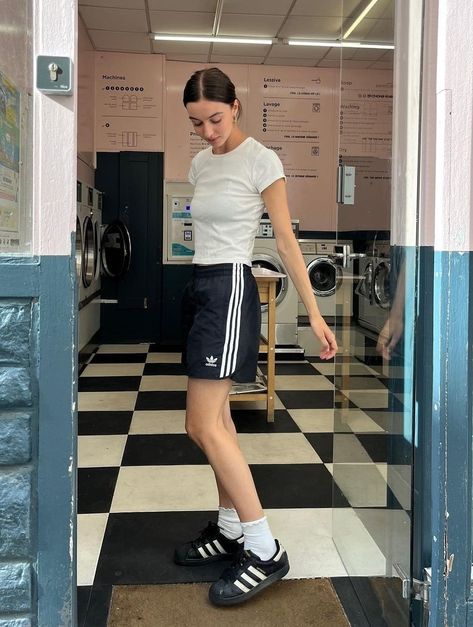 Adidas Shorts Outfit, Blokette Core, Adidas Superstar Outfit, Superstar Outfit, Adidas Superstar Black, Look Office, Gym Outfits, Adidas Girl, Sporty Outfits