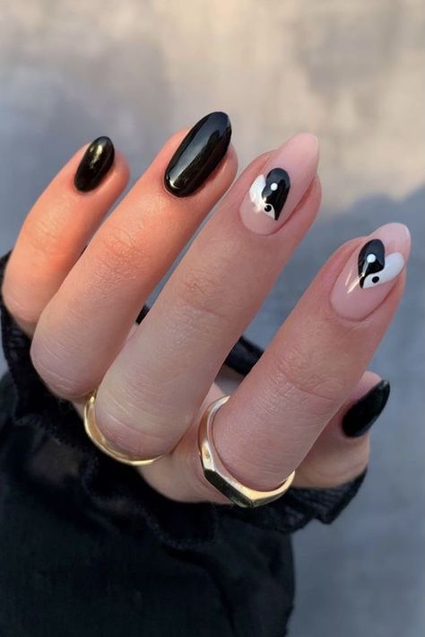 Black And White Nail, Nail Design Glitter, Short Almond, Almond Nails Designs, Short Acrylic, Almond Nail, Short Nail, White Nail, Minimalist Nails