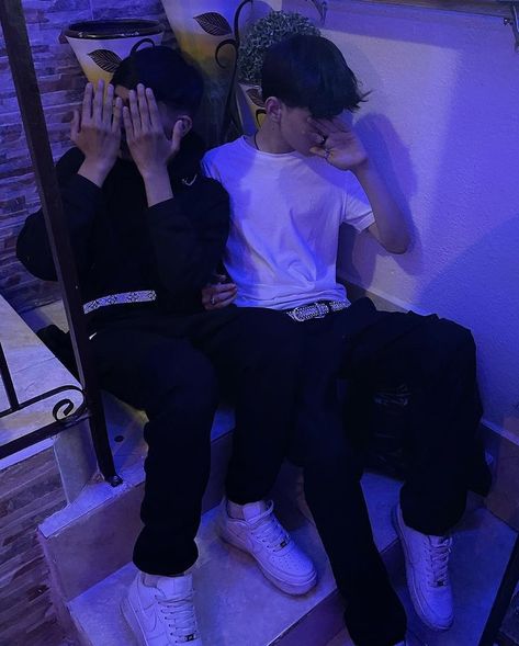 2 Boys Friendship Pic, Male Models Poses, Streetwear Inspo, Cool Boy Image, Boy Fits, Teenage Boys, Teen Boy, Cute Relationship Goals, Model Poses