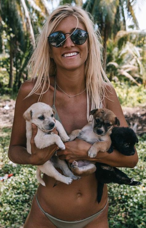 Lauren Bullen (aka Gypsea Lust) is an Instagram travel and fashion blogger. She has an identical twin sister named Ellie. Lauren Bullen, Fiji Beach, Travel Instagram, Beach Bum, Travel Couple, Island Life, Adventure Awaits, New South Wales, Beautiful Dogs