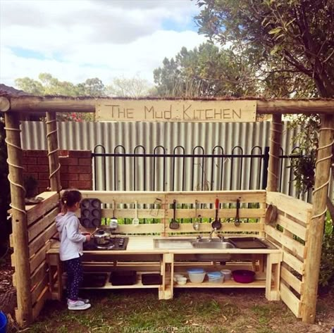 DIY Outdoor Pallet Mud Kitchen...these are the BEST Pallet Ideas! Mud Kitchen For Kids, Wood Pallet Crafts, Kids Mud, Play Kitchens, Pallet Patio, Outdoor Play Area, Kids Outdoor Play, Woodworking For Kids, Pallet Decor