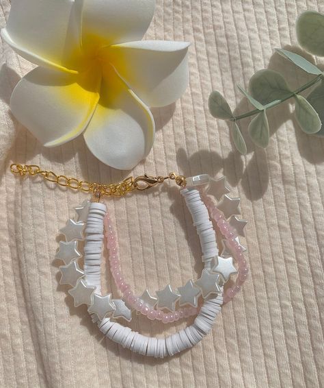 Tropical Gyaru, Preppy Birthday, Make Clay Beads, Bracelet Business, White Beaded Bracelet, White Beads Bracelet, Beach Cove, Preppy Vibes, Preppy Bracelets