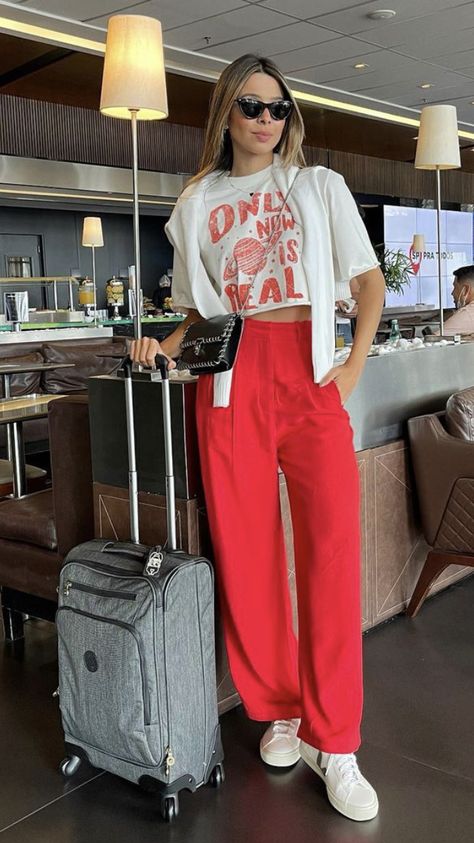 Red Silk Pants Outfit, Red Linen Pants Outfit, Red Pants Outfit Aesthetic, Red Pants Outfit Street Style, Red Pants Summer, Red Wide Leg Pants Outfit, Wide Leg Linen Pants Outfit, Red Trousers Outfit, Lounge Pants Outfit