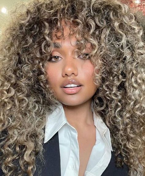 Gorgeous Ash Blonde Highlights for Natural Hair Blonde Peekaboo Highlights, Blond Beige, Caramel Blonde Hair, Natural Brown Hair, Strawberry Blonde Highlights, Highlights Curly Hair, Blonde Balayage Highlights, White Blonde Hair, Ash Blonde Highlights