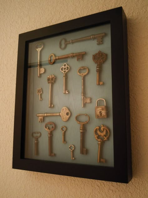 key collection need to make a wind chime from our wedding favor keys that we have left over. Skeleton Key Crafts, Old Key Crafts, Key Wedding Favors, Diy Luminaire, Key Crafts, Key Collection, Diy Shadow Box, Old Keys, Old Key