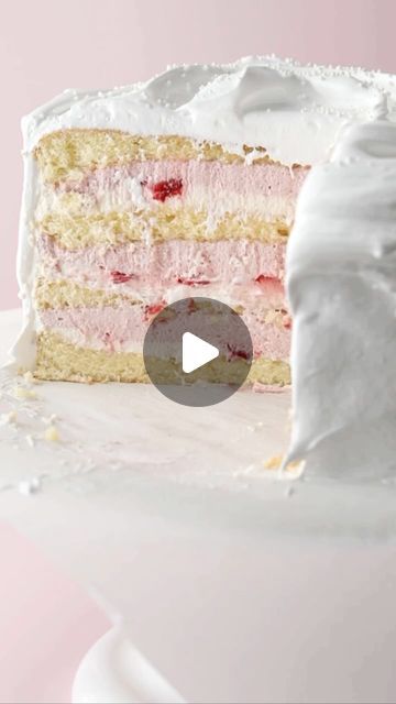 Manuela Kjeilen on Instagram: "The taste of this strawberry Banana & milkshake cake takes me back to a time with retro diners were. Sometimes, you feel like sinking your teeth into a ridiculously soft, comforting cake. This cake offers you this; 4 layers of soft vanilla sponge cakes- banana whip cream- sliced strawberries- and strawberry banana whip cream underneath a billowy cloud of meringue. The banana and strawberry filling counterbalance that sweet, creamy meringue on top of the cake. Banana whipped cream in itself is so delicious, but this version, combined with strawberries, is so incredibly delicious. #cake #banana #frosting" Strawberry Banana Poke Cake, Strawberry Banana Cake Filling, Banana Pudding And Strawberry Cake, Strawberry Banana Birthday Cake, Strawberry Banana Milkshake Cake, Strawberries In The Oven, Vanilla Cake With Strawberry Filling Whipped Cream, Banana Whip, Strawberry Banana Princess Cake