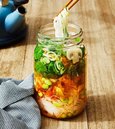 On-the-Go Noodle Soup Recipe Mason Jar Instant Noodles, Jar Instant Noodles, Salad Jar Recipe, Mason Jar Salad Recipes, Noodle Soup Recipe, Low Calorie Dinners, Instant Rice, Rice Vermicelli, Mason Jar Salad