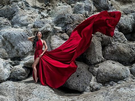 Long Dresses Photoshoot Ideas, Long Red Satin Dress, Red Dress Photoshoot Ideas, Foto Birthday, Red Dress Photoshoot, Flying Dress Photoshoot, Quince Pictures, Flying Dress, Studio Photography Fashion