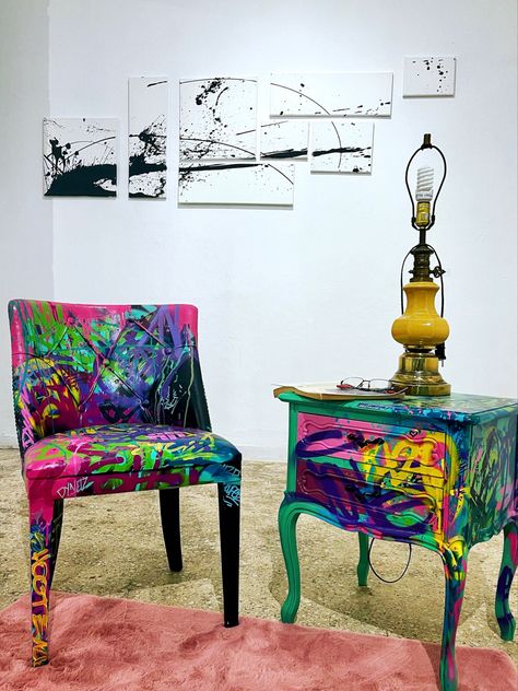 Graffiti Living Room Decor, Graffiti Glam Decor, Graffiti Art Furniture, Spray Paint Furniture Ideas, Graffiti Murals Bedroom, Graffiti Room Ideas, Graffiti Bedroom Ideas, Graffiti Chair, Music Exhibition