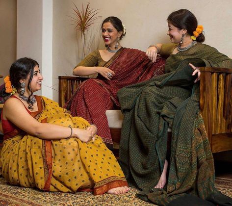 Traditional Group Poses, Saree Group Poses, Group Saree Poses, Saree Poses Photoshoot Ideas At Home, Ethnic Photoshoot, Diwali Campaign, Saree Shoot, Kerala Saree Blouse Designs, Bridesmaid Poses