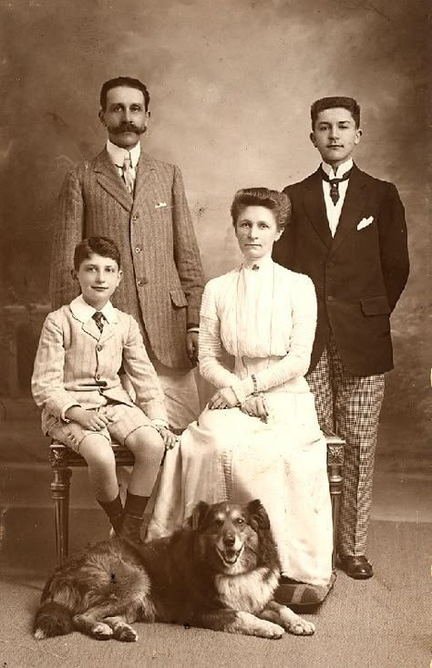 Historical Family Portrait, Victorian Family Photos, Victorian Family Portrait, Old Family Portraits, Vintage Family Pictures, Antique Family Photos, Old Fashioned Photos, Vintage Family Photos, Castlevania Wallpaper