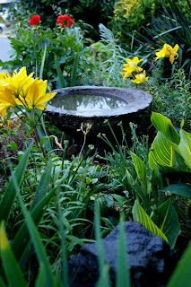 Hypertufa Birdbath, Concrete Planters Garden, Veggie Garden Design, Hypertufa Projects, Vegetable Garden Design Ideas, Patio Landscape Design, Patio Garden Design, Backyard Paradise, Side Garden