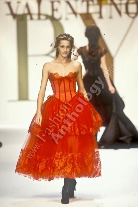 Beauty And Fashion 1993 Runway, Vintage Runway Fashion, Red Corset Dress, Chic Closet, Valentino Runway, Yasmin Le Bon, Vintage Runway, Original Supermodels, High Fashion Editorial