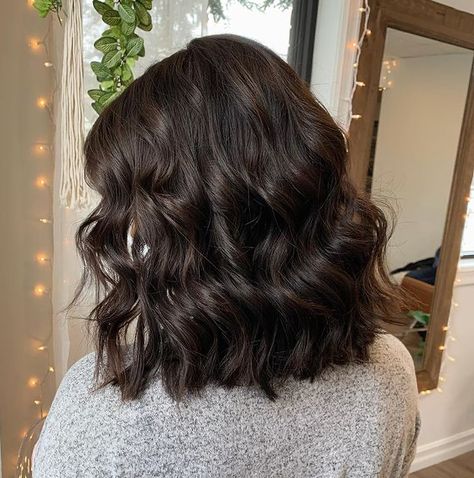 Short Hair Colors, Short Dark Brown Hair, Hair Colors Ideas, Brown Wavy Hair, Black Hair Aesthetic, Black Wavy Hair, Dark Brunette Hair, Prom Hairstyle, Short Dark Hair