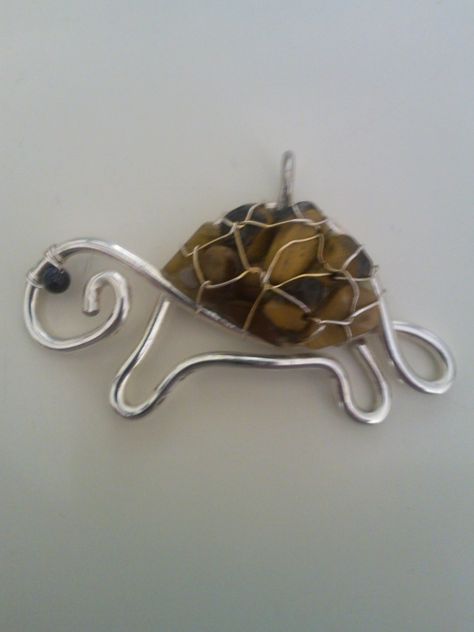 wire pendant turtle Wire Wrapped Turtle, Wire Turtle, Wire Animals, Wire Jewelry Patterns, Wire Wrap Jewelry Designs, Wire Wrapping Diy, Beads Craft Jewelry, Turtle Jewelry, Speed Internet