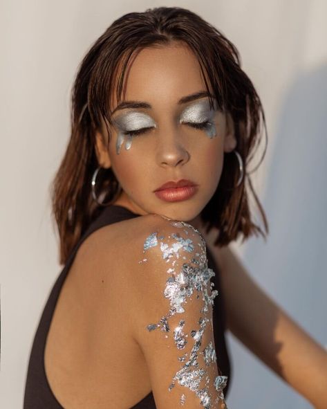 Silver Tears Silver Makeup Looks Silver Tears Makeup, Metallic Silver Makeup Looks, Silver Chrome Photoshoot, Silver Makeup Ideas, Silver Iridescent Makeup, Silver Fantasy Makeup, Silver Photoshoot, Silver Makeup Looks, Recruitment Photoshoot