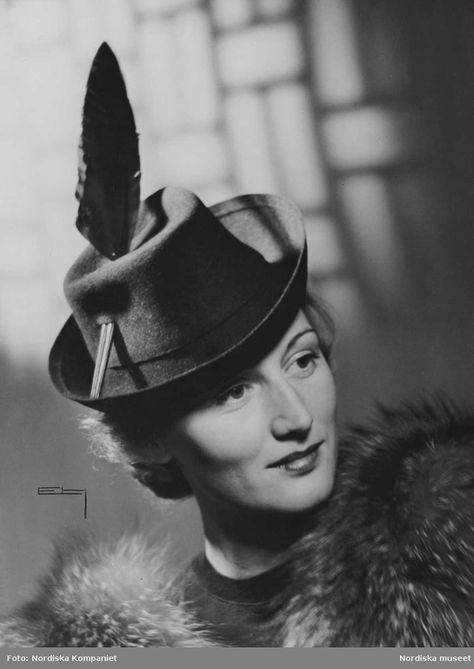 1940s Hat Styles from 1940 to 1945 | Glamourdaze Vintage Prom Dresses 1950s, 1940s Costume, 1940s Women, Historical Hats, 1940s Hats, 1940s Hairstyles, Fashion 1940s, Fashion Archive, Millinery Hats