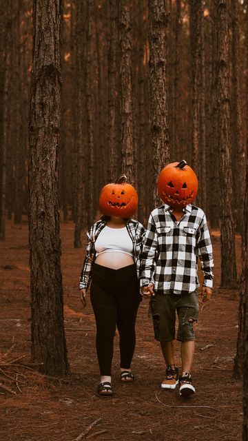 Pumpkin Head Photoshoot Pregnant, Fall Themed Maternity Photoshoot, Maternity Shoot Halloween, Maternity Pictures Halloween, Pumpkin Head Maternity Shoot, Pregnant Halloween Photoshoot, Spooky Maternity Photoshoot, Halloween Maternity Photos, Pumpkin Patch Maternity Photoshoot