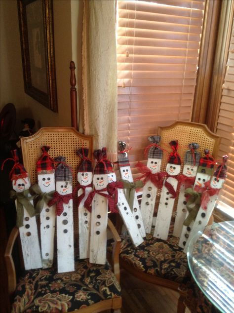 Snowmen made out of old picket fences Fence Post Crafts, Picket Fence Crafts, Picket Fences, Fence Decor, Christmas Wood Crafts, Backyard Fences, Snowman Crafts, Picket Fence, Wood Fence