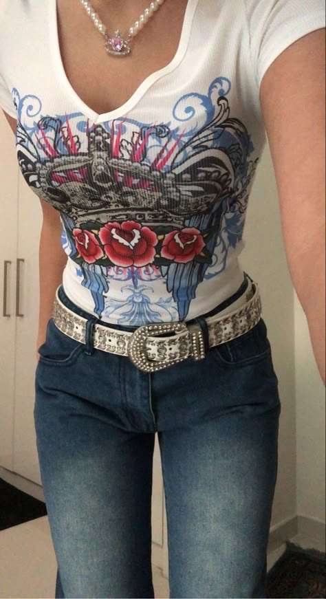 Outfits With Bb Belt, Bb Belts Outfit, Bb Simon Belts Outfit Girl, Rhinestone Belt Outfit Y2k, Bling Belt Outfit, White Belt Outfit Y2k, Bb Belt Outfit Girl, Graphic Jeans Outfit, Y2k Belt Outfit