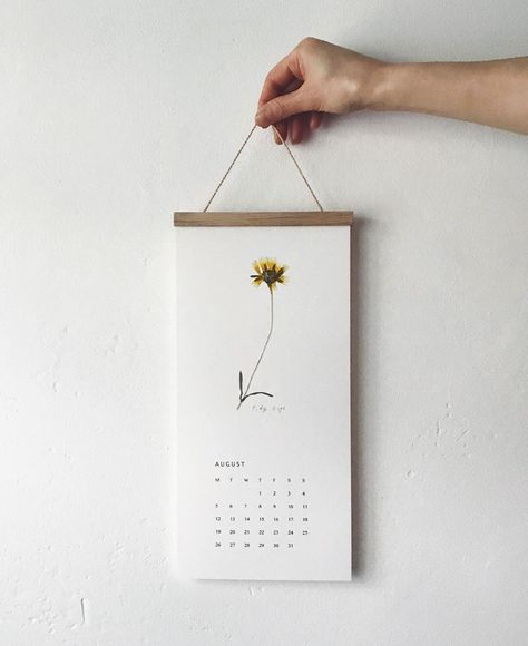 Paper Calendar Ideas, Calendar Making Ideas, Diy Calendars, Handmade Calendar, Calender Ideas, Tidy Tips, Flower Calendar, Modern Calendar, Table Calendar