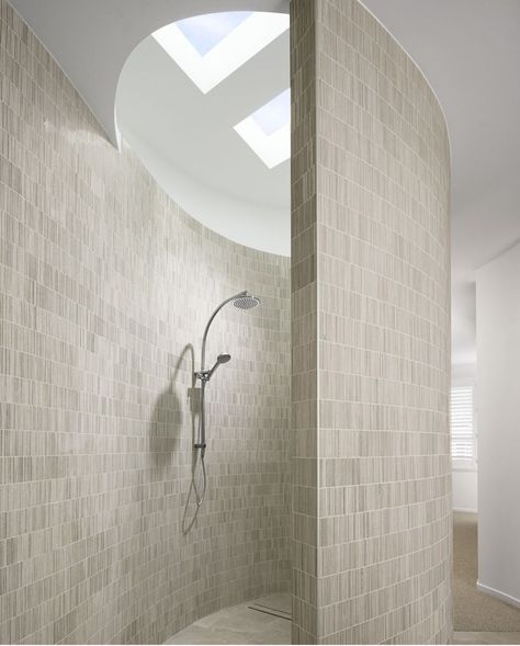 Tiled Curved Wall, Curved Bathroom Wall, Curved Wall Bathroom, Tiled Shower Ideas Walk In, Curved Shower Wall, Curved Tiles, Curved Bathroom, Bathroom Tiles Combination, Scandi Bathroom