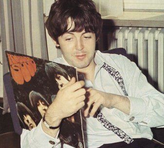 Macca with Rubber Soul. Beatles Rubber Soul, Rubber Soul Beatles, Rubber Soul, Beatles Photos, Beatles Pictures, Sir Paul, King Of Pop, The Fab Four, I'm With The Band