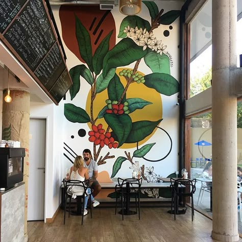 Una locura de lindo @cigalocafe Hormigón a la vista, muchos ventanales por donde entra una luz espectacular, toques de madera y negro con un mural lleno de fuerza y frescura de @danalessi ✨ El café Mural Cafe, Interior Murals, Cafe Wall, Wall Paint Designs, Murals Street Art, Coffee Shop Design, Mural Wall Art, Mural Painting, Cafe Design