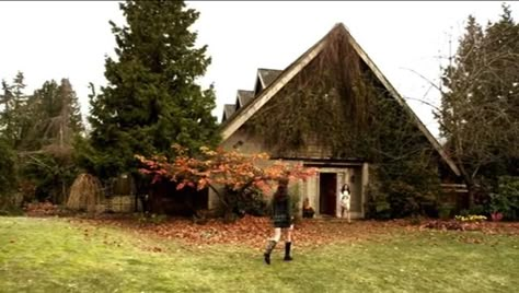 Screenshot-000463 Rosewood Pll, Rosewood Aesthetic, Pll Season 1, Spencer House, I Love Autumn, Foggy Weather, Troian Bellisario, Love Autumn, Spencer Hastings