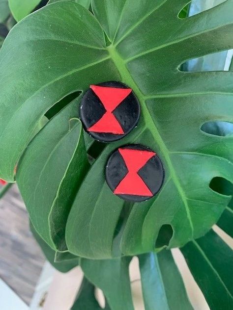 Black circle shaped stud earrings with red hourglass Black Widow symbol. Green, plant background. Black Widow Earrings, Marvel Movie, Black Widow Marvel, Christmas Tree Themes, Polymer Clay Crafts, Clay Projects, Black Widow, Crafts To Do, Clay Crafts