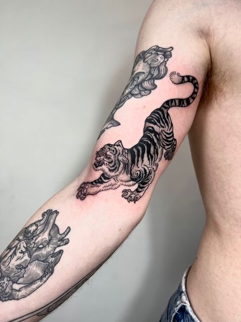 Black Work Tattoo, Japanese Tiger Tattoo, Tattoo Fine Line, Dragon Tattoos For Men, Tiger Black, Tiger Tattoo Design, Work Tattoo, Traditional Tattoo Sleeve, Head Tattoos