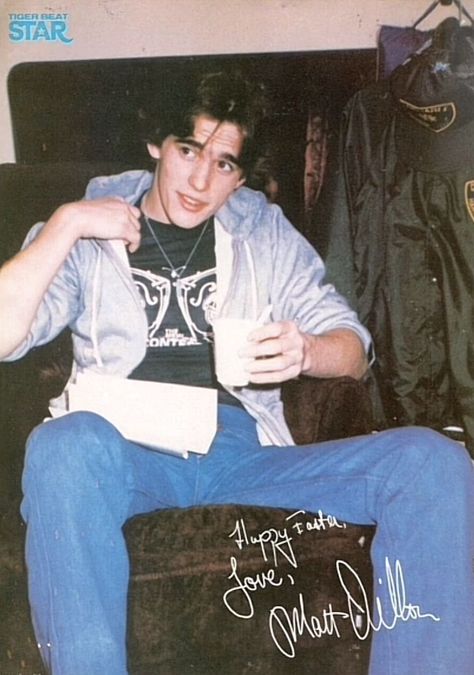 Tan Celebrities, Matt Dillon The Outsiders, 80s Guys, Young Matt Dillon, The Outsiders Imagines, 80’s Men, The Outsiders Cast, 80s Actors, Dallas Winston