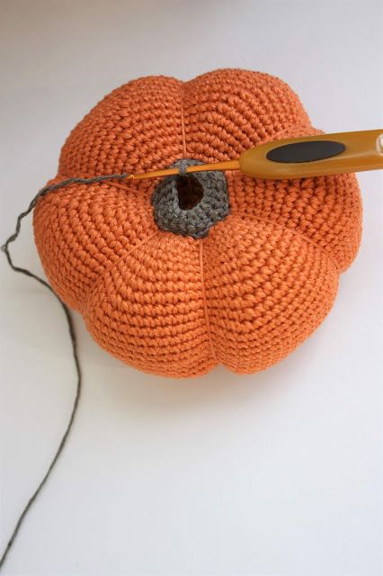 Handmade Pumpkins, Pumpkin Patterns Free, Fall Crochet Patterns, Fall Crochet, Crochet Fruit, Easy Crochet Stitches, Halloween Crochet Patterns, Crochet Amigurumi Free, Crochet Fall