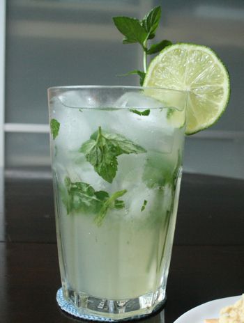 Mint syrup for mojito Mint Simple Syrup Recipe, Summer Rum Drinks, Mojito Syrup, Mojito Recipe Classic, Cucumber Drink, Simple Syrup Recipe, Classic Mojito, Mint Drink, Mint Cocktails