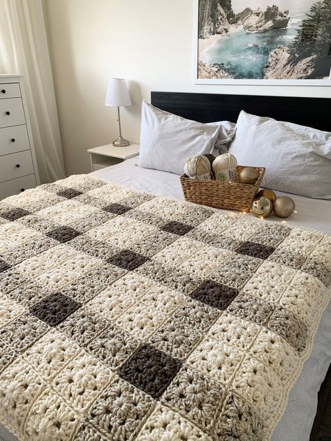 6 Simple Crochet Blanket Ideas For Beginners Chunky Yarn Blanket, Crochet Throw Pattern, Chunky Crochet Blanket, Crocheted Blanket, Crochet Blanket Designs, Crochet Quilt, Crochet Lessons, Granny Square Blanket, Square Blanket