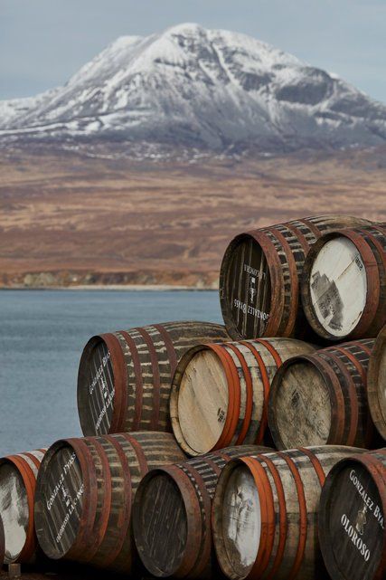 Whisky Distillery Scotland, Whiskey Distillery Aesthetic, Scottish Whiskey, Islay Whisky, Scotland Food, Scotland Aesthetic, Whiskey Business, Beer Pictures, Book Scrapbook