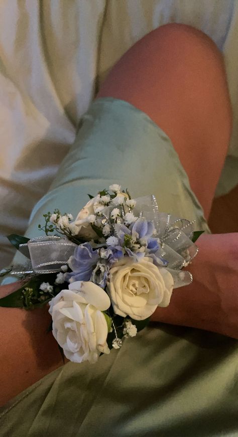 White Corsage Prom, Blue And White Corsage, Prom Flower Bracelet, Corsage Formal, Prom Corsage Blue, Prom Flowers Corsage, Blue Corsage, White Corsage, Blue Boutonniere