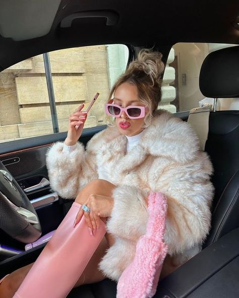 Pink Fur Coat Outfit, Soccer Mum, Fur Coat Outfits, 2023 Vibes, Fur Outfit, Pink Fur Coat, Fur Coat Outfit, Winter Photoshoot, Coat Outfit