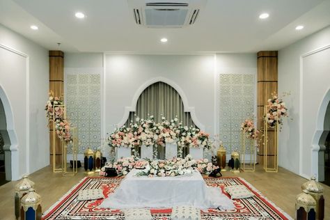 #wedding #akad #akadnikah #dekorakad #dekorasi #guratungu Masjid Wedding, Muslim Wedding Decorations, Dekor Akad, Wedding Akad, Dekorasi Wedding, Nikah Decor, Foto Wedding, Wedding Backdrop Design, Private Wedding