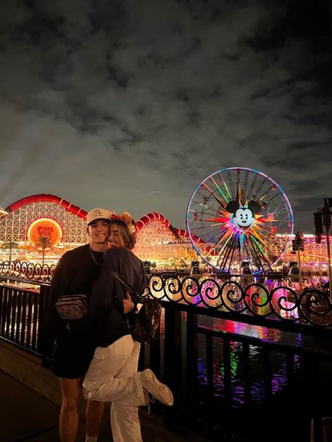 Cute Disneyland Pictures Couples, Couples Disney Pictures Ideas, Disney Couple Goals, Couple Poses Disneyland, Cute Couple Disney Pictures, Disneyland Picture Ideas Couples, Couple Outfits Disneyland, Family Disney Photos, Disney World Couple Aesthetic